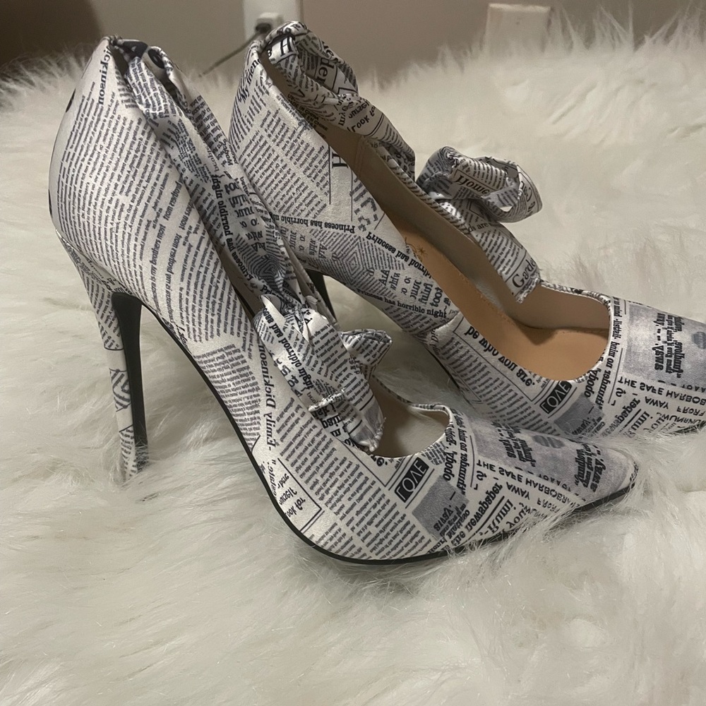 Size 7.5 Newspaper Print Pumps